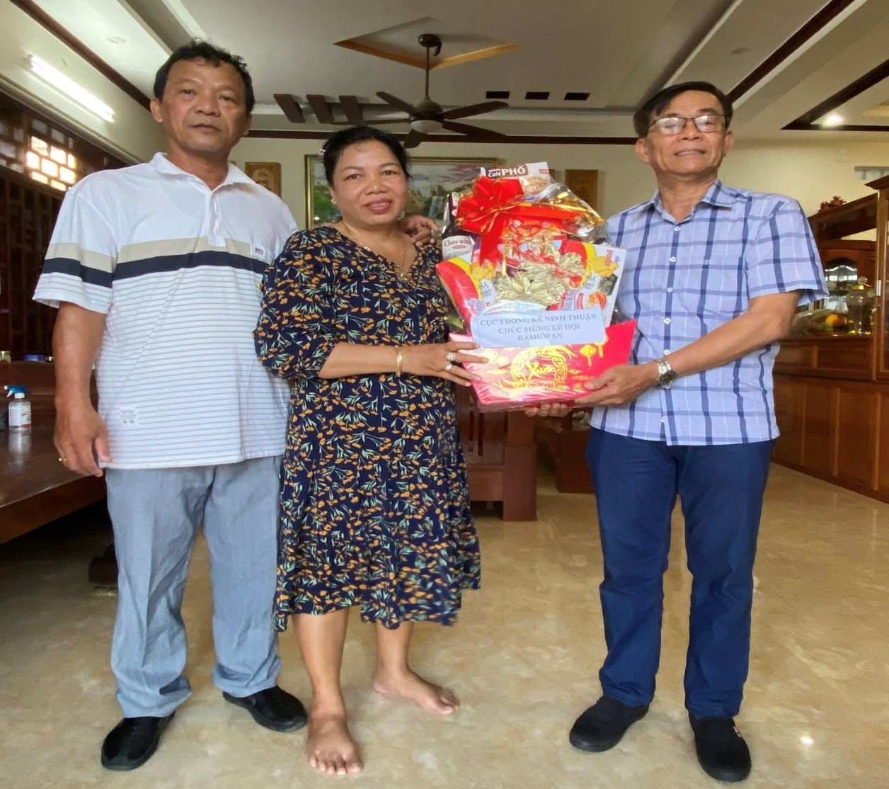 Cục Thống kê Ninh Thuận thăm và chúc tết Ramưwan công chức năm 2023